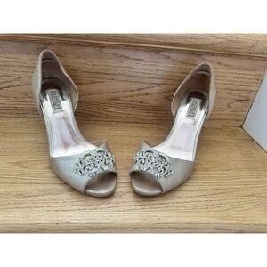 Womens Gold Petrina pumps by Badgley Mischka Size 8.5M  Crystal Detail Leather